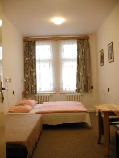 Church Pension Praha - Husuv Dum Δωμάτιο φωτογραφία