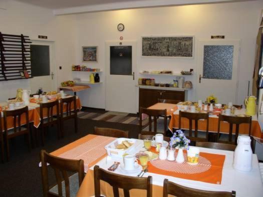 Church Pension Praha - Husuv Dum Εξωτερικό φωτογραφία